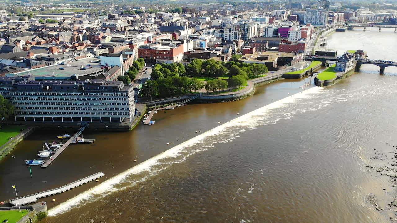 아일랜드 공화국의 리메릭, 시티 마리나, 헌트 박물관,  ⁇ 논 강과  ⁇ 빛이 넘치는 여름 날의 도시 풍경,  ⁇  백 드론  ⁇