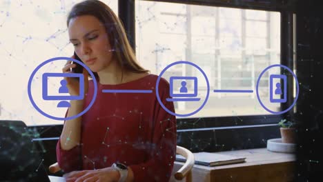 Animación-De-Iconos-Conectados-Sobre-Puntos-Conectados-Contra-Una-Mujer-Caucásica-Hablando-Por-Teléfono-Celular