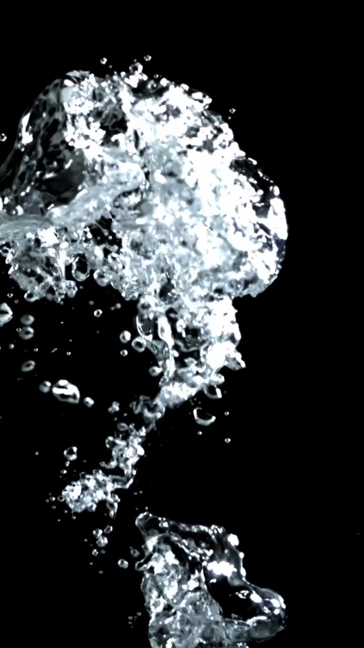 Burbujas de agua cristalina subiendo en cámara lenta sobre fondo negro
