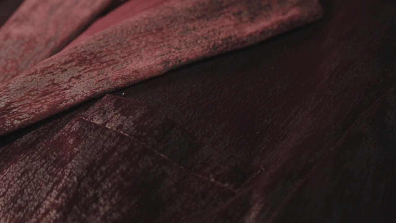 vista de primer plano de un elegante traje de hombre granate con textura de tela rugosa - primer plano