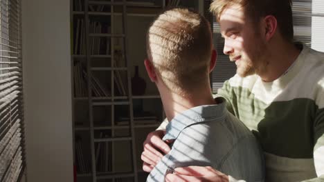 pareja masculina caucásica en distanciamiento social en el hogar