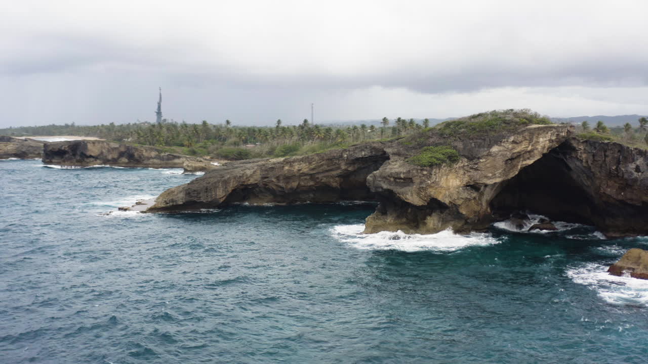 impresionante cueva rodeada de espectaculares acantilados que dan al océano atlántico - cueva el indio en las piedras, puerto rico - toma aérea de drones