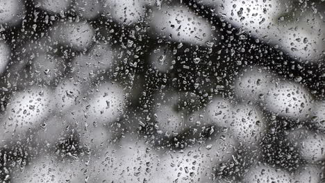 primer plano de la lluvia en un panel de vidrio