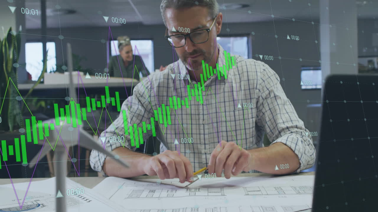 animação de gráficos e processamento de dados sobre arquiteto caucasiano masculino trabalhando em planos