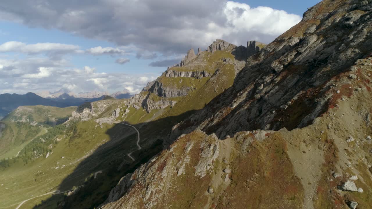 vuelo aéreo hacia el pico de la montaña en los dolomitas italianos durante la puesta de sol
