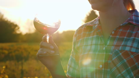 mujer remolinando vino tinto