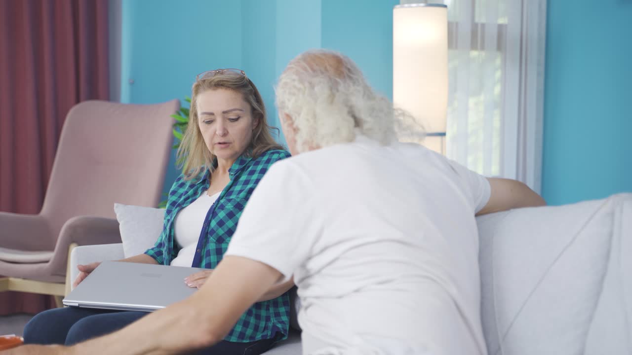 남편에게서 무언가를 숨기는 여자. 기밀 작업.