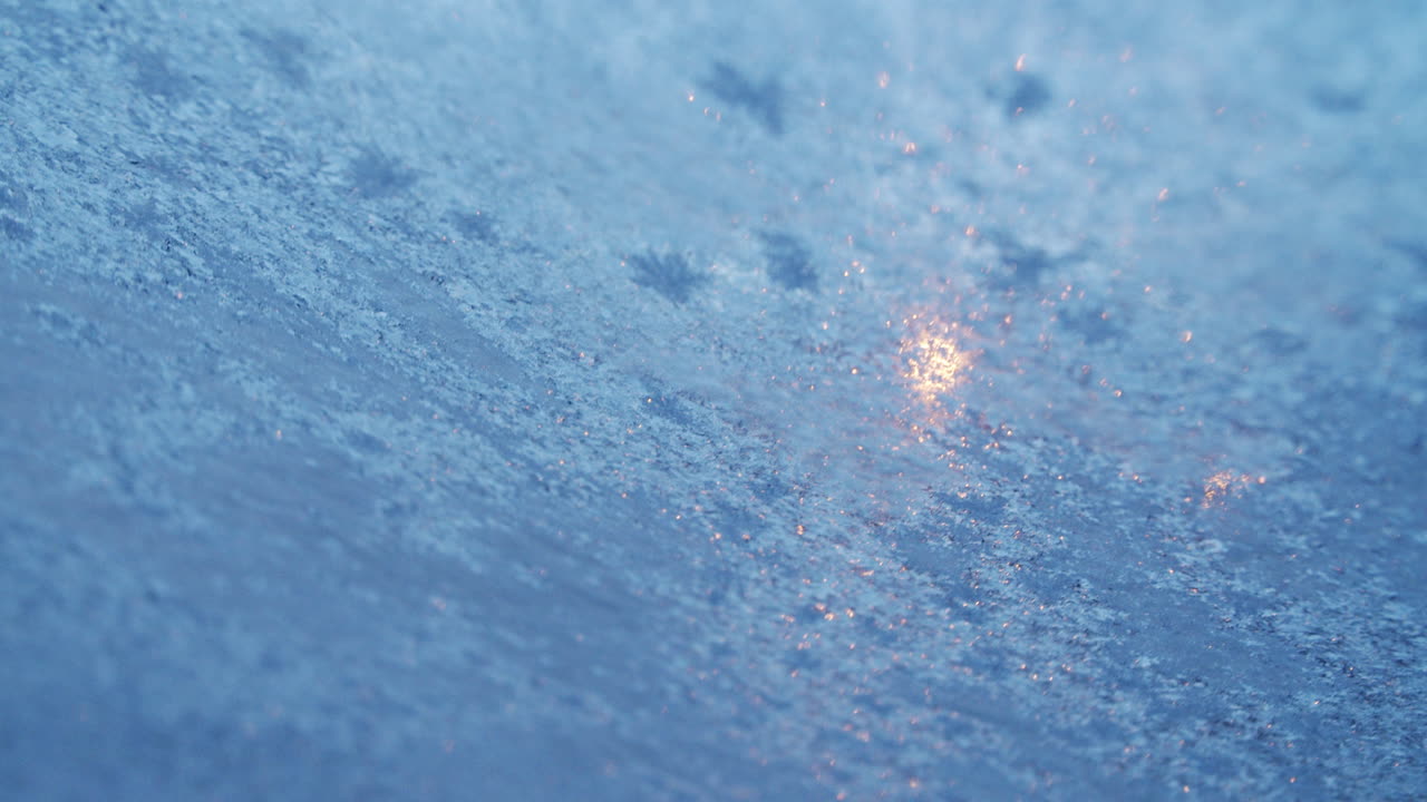 이른 아침에 차창의 질감이 얼어붙었습니다. 4k