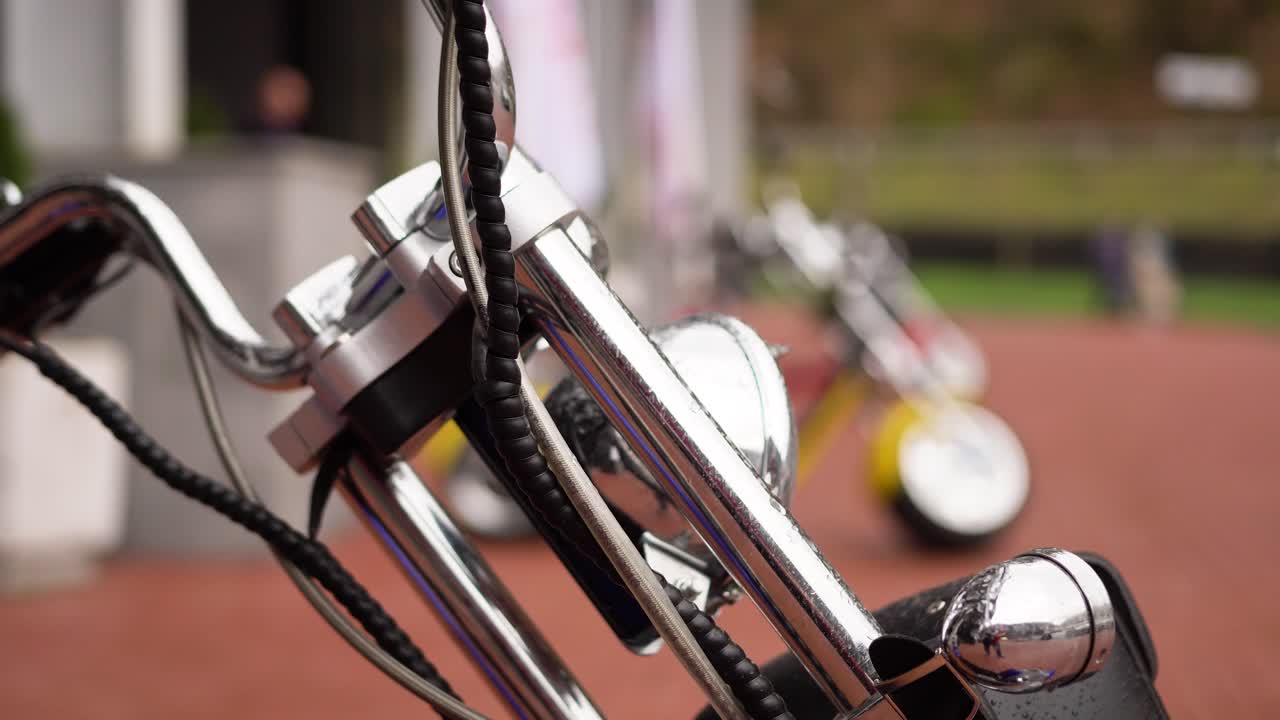 건물 밖에 주차된 전기 스쿠터