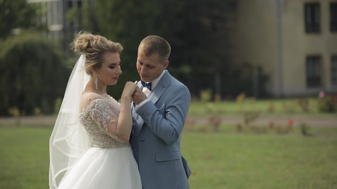 una pareja de bodas posando en un jardín