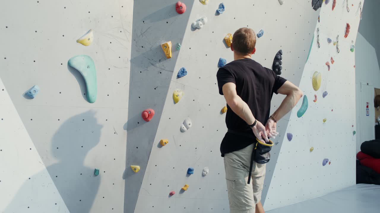 sesión de bouldering en un gimnasio de escalada cubierto