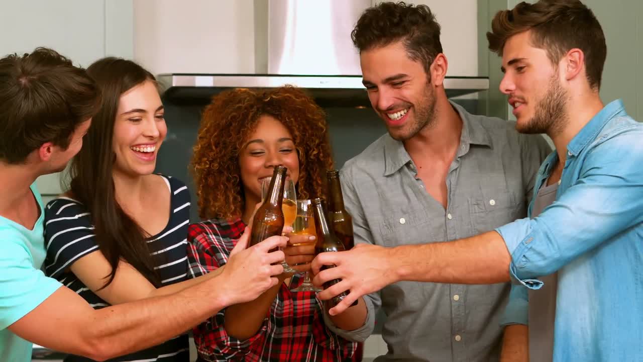 amigos brindando con cervezas y vino