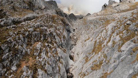 vuelo cuesta arriba siguiendo un río cortado en la pared rocosa de una montaña