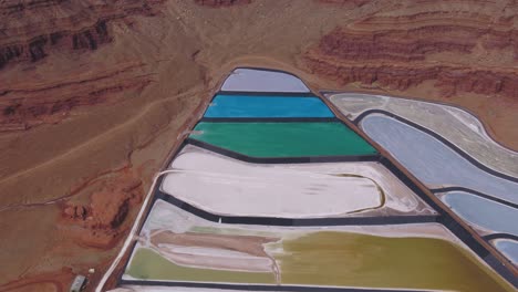 A-spectacular-4K-drone-shot-of-the-Potash-Evaporation-Ponds-in-Moab,-Utah