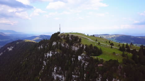 Luftaufnahme-Des-Panoramas-Des-Kantons-Schwyz,-Das-über-Den-Berggipfel-Fliegt