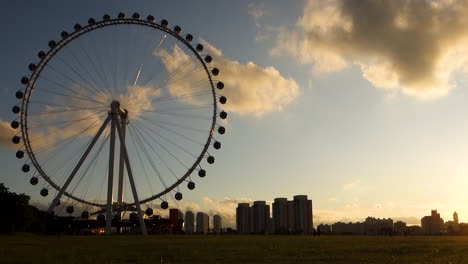 Timelapse,-Nueva-Rueda-De-La-Fortuna-De-Sao-Paulo,-La-Más-Grande-De-Latinoamérica,-En-El-Parque-De-Villa-Lobos