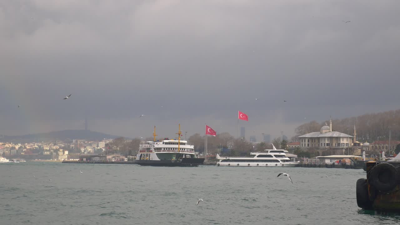 흐린 날 에 이스탄불 페리 항구