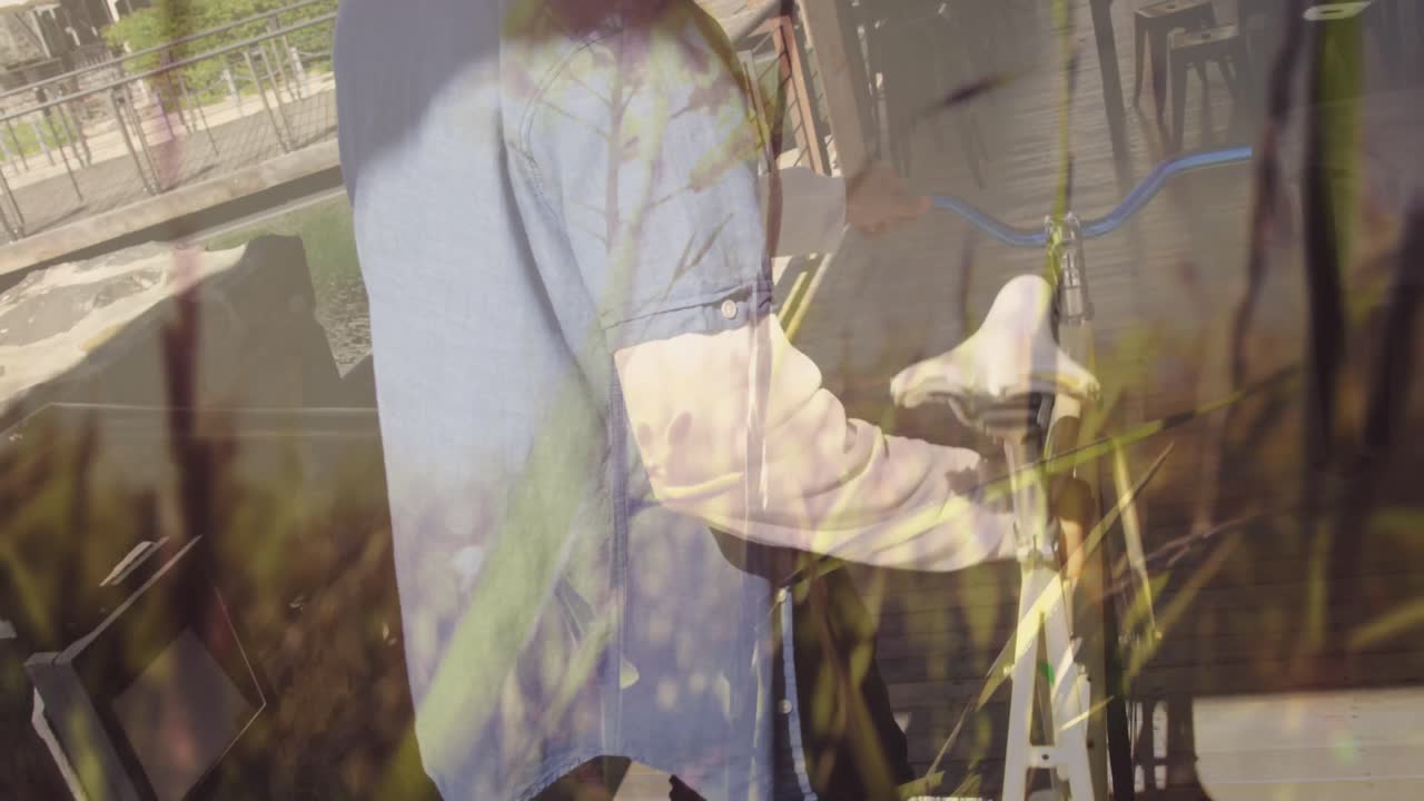 자전거를 타고 는 두 인종의 남자의 잔디의 애니메이션