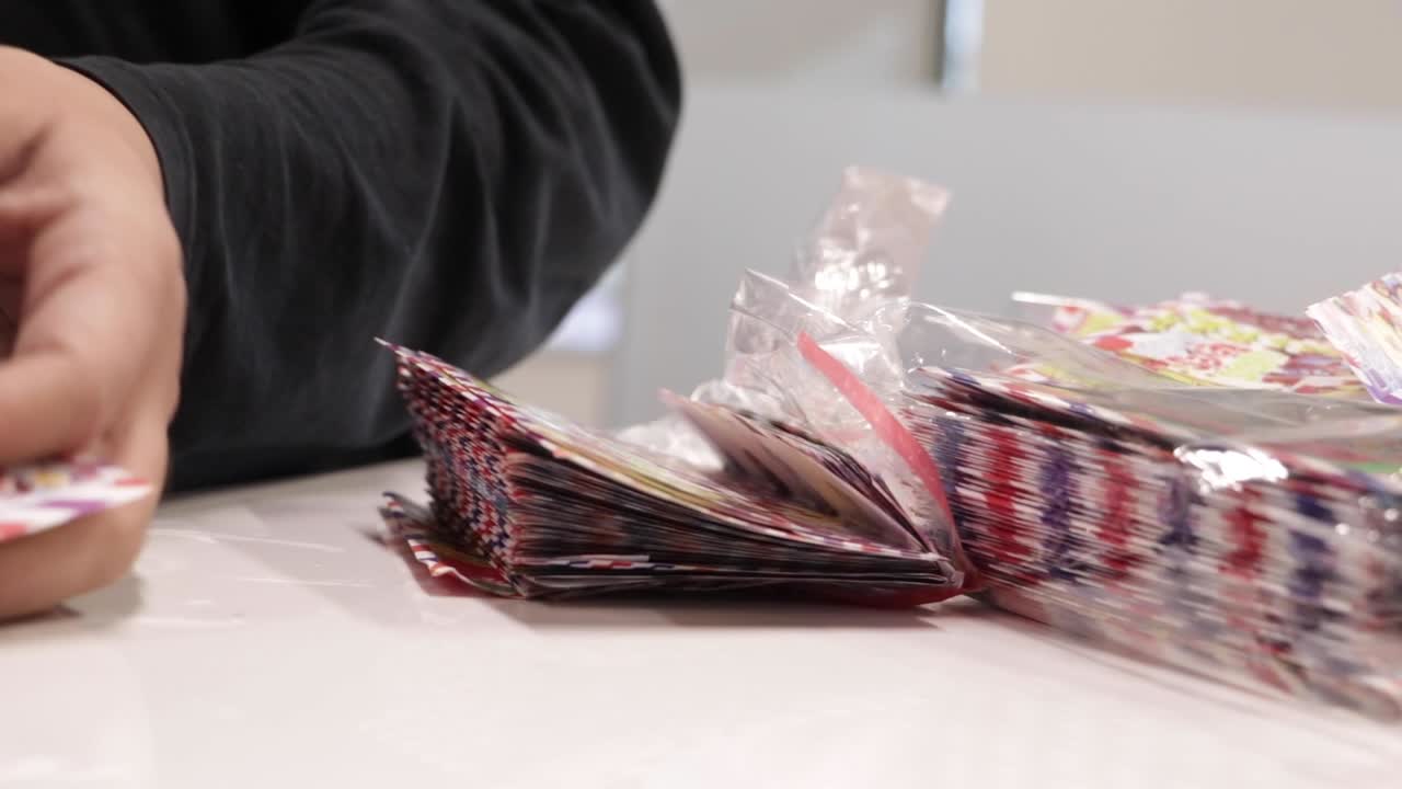 disparo en cámara lenta de personas entregando cartas para que los niños rellenen para navidad