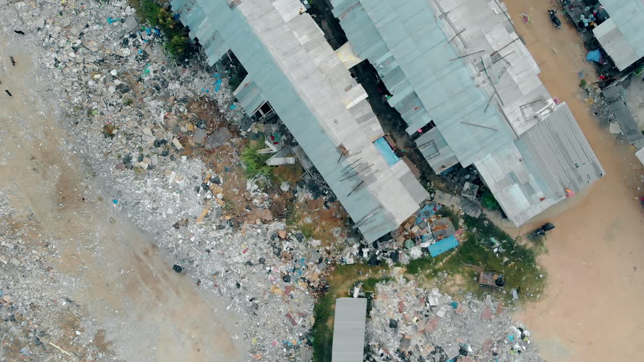 edificios viejos y casas en barrios marginales con basura y restos