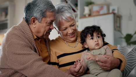 Abuelos,-Nietos-Y-Casa-Con-Bebé