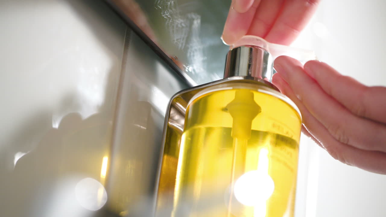 액체 비누 를 담은 용기 를 밀어 넣는 것 의 근접 촬영