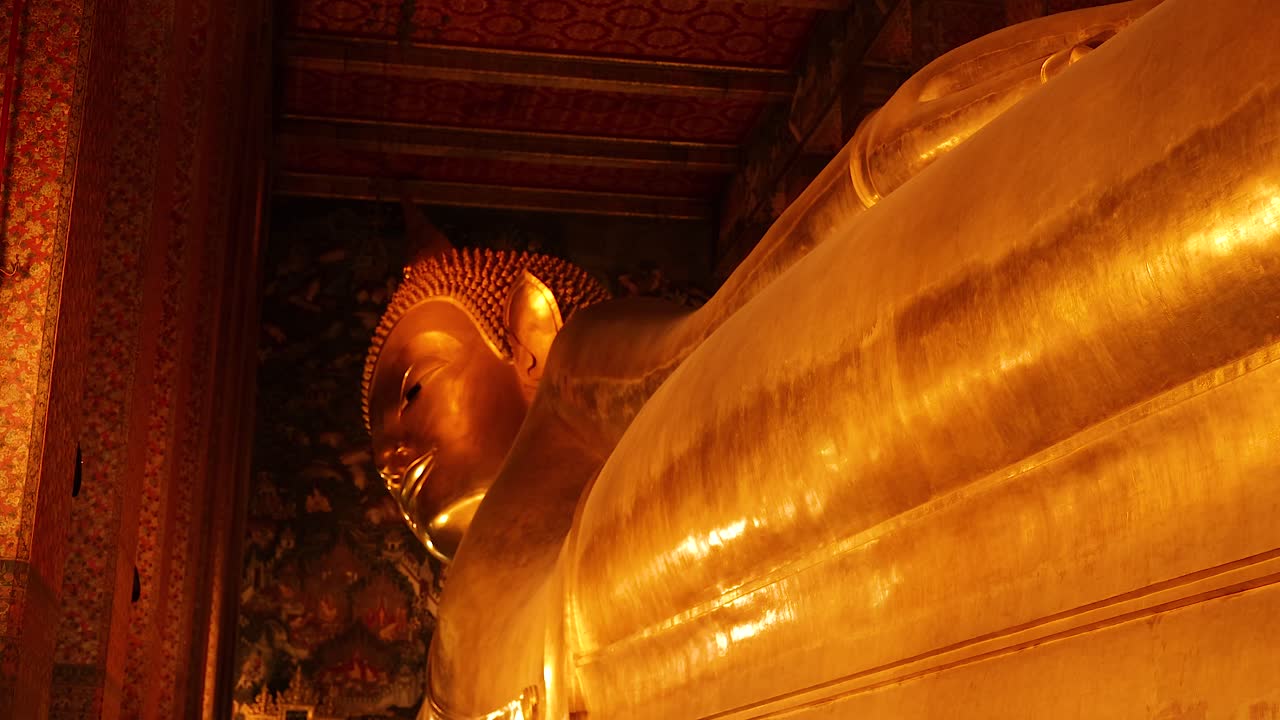 estatua de oro de buda en el entorno del templo de bangkok