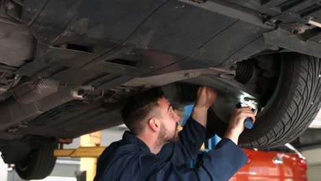 Mechanic-looking-at-a-tire