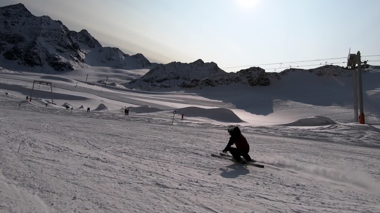 esquí glaciar en una pista de esquí fácil con una hermosa vista de la cordillera salvaje de los alpes