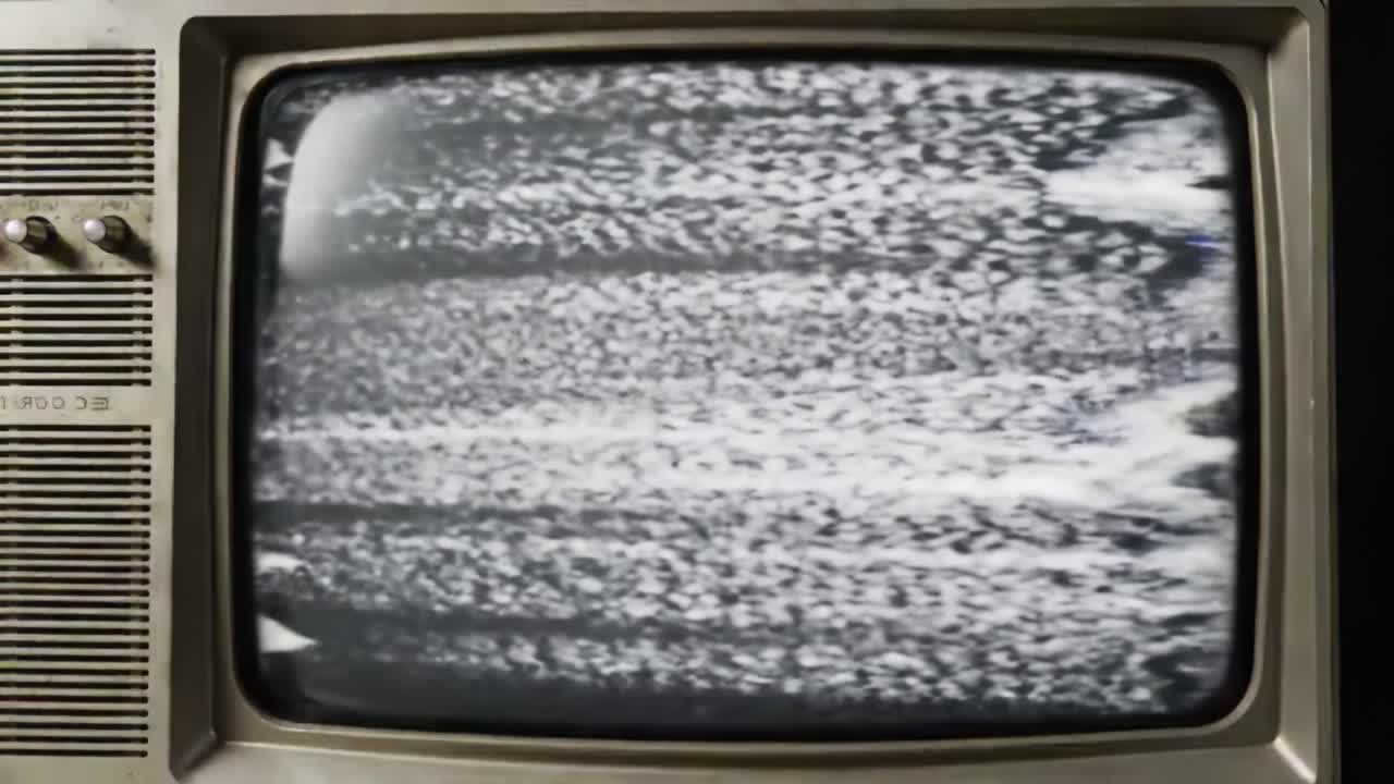 Statik Yayın Gösteren Klasik Retro Televizyon, Vintage Medyanın Özünü ve Ekranda Parazit İzleme Deneyimini Yakalıyor