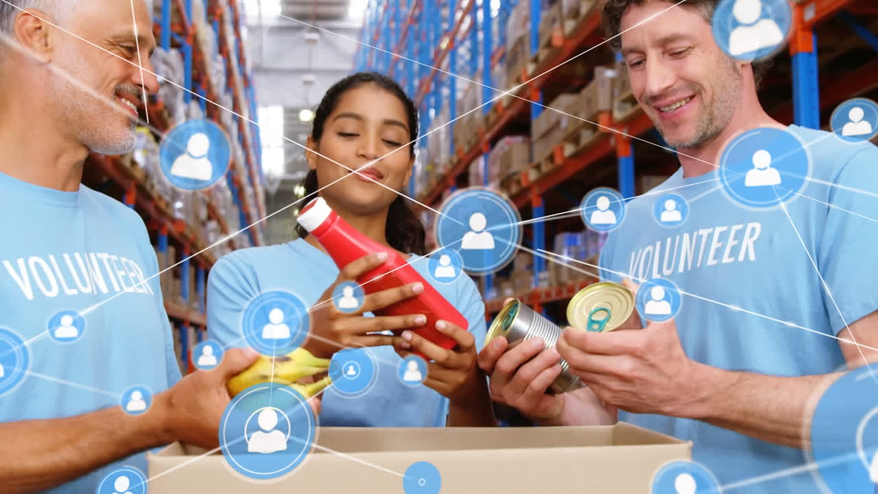 animación de una red de iconos de perfil sobre diversos voluntarios abriendo una caja de donaciones en el almacén