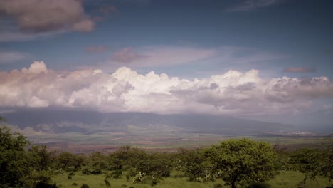 Una-Hermosa-Escena-De-Lapso-De-Tiempo-Costero-Verde-En-La-Costa-En-Gran-Parte-Deshabitada-De-Molokai-Hawaii