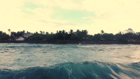 Drone-De-Bajo-Vuelo-Sobre-La-Exuberante-Costa-De-Sri-Lanka-Al-Amanecer