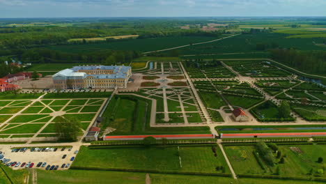 Vista-Aérea-Del-Museo-Del-Palacio-Rundale-Y-Los-Jardines-De-Bauska,-Letonia.