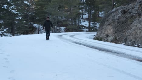 Hombre-Senderismo-Cubierto-De-Nieve