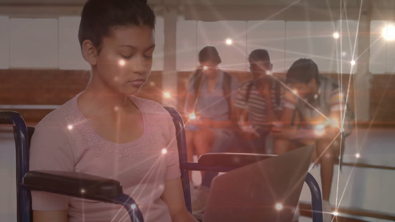 animación de una red de conexiones sobre una mujer biracial en silla de ruedas usando una computadora portátil