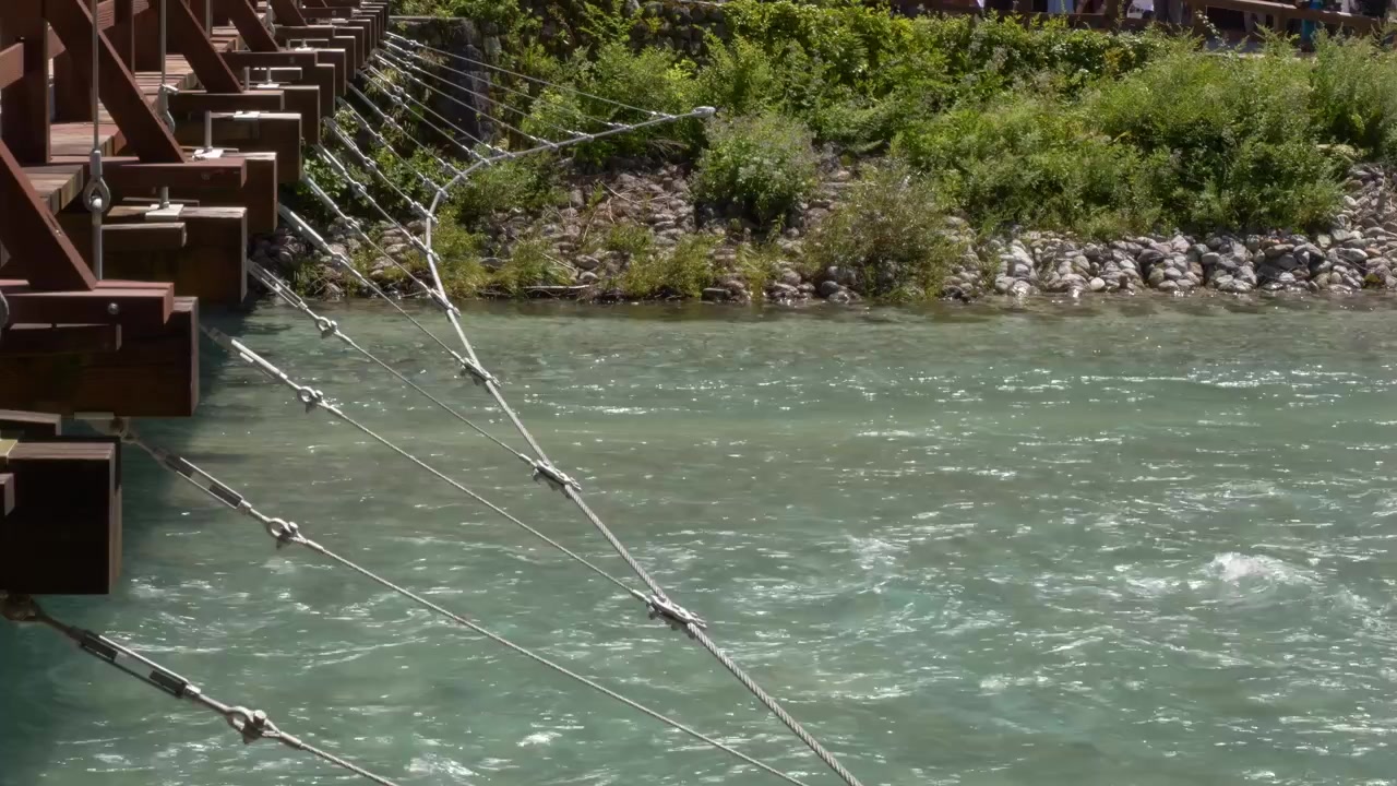 Träkonstruktion och stödkablar av Kappa-bron över den strömmande Azusa-floden i Kamikochi, Nagano, Japan. Statisk bild.
