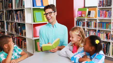 leraar leest een boek in de bibliotheek