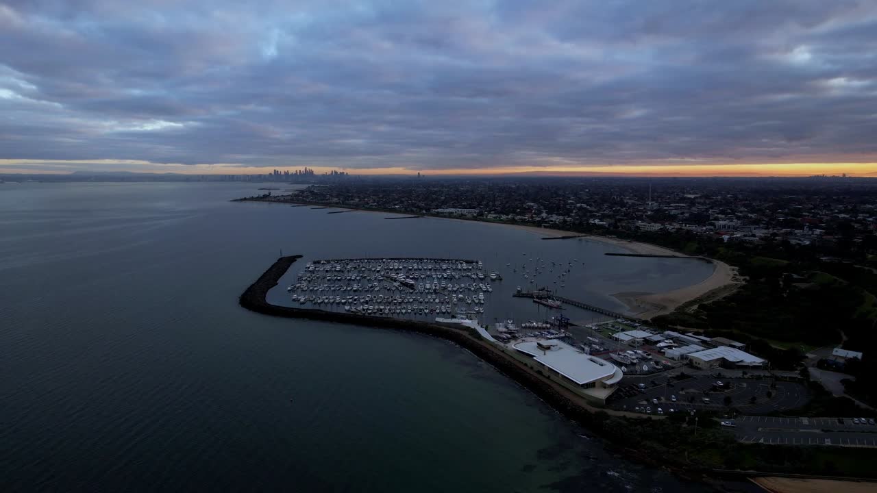샌드링엄 요트 클럽 (sandringham yacht club) 의 무디 선라이즈 (moody sunrise)