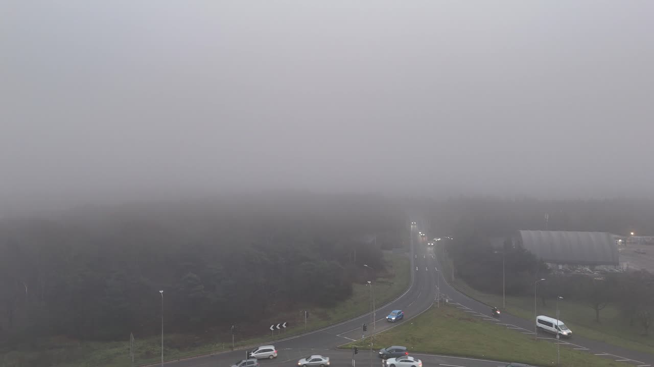 harlow roundabout 에스스 영국 어두운 안개 저녁 드론