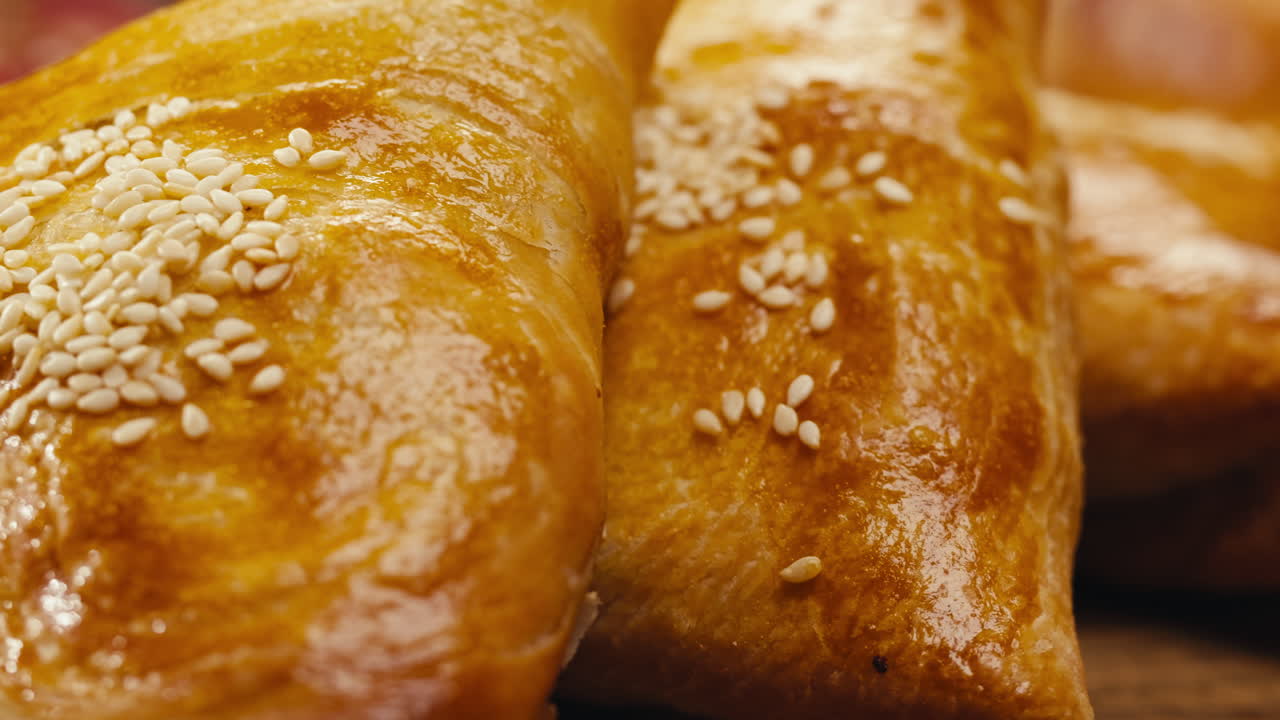 primer plano de pasteles horneados con semillas de sésamo