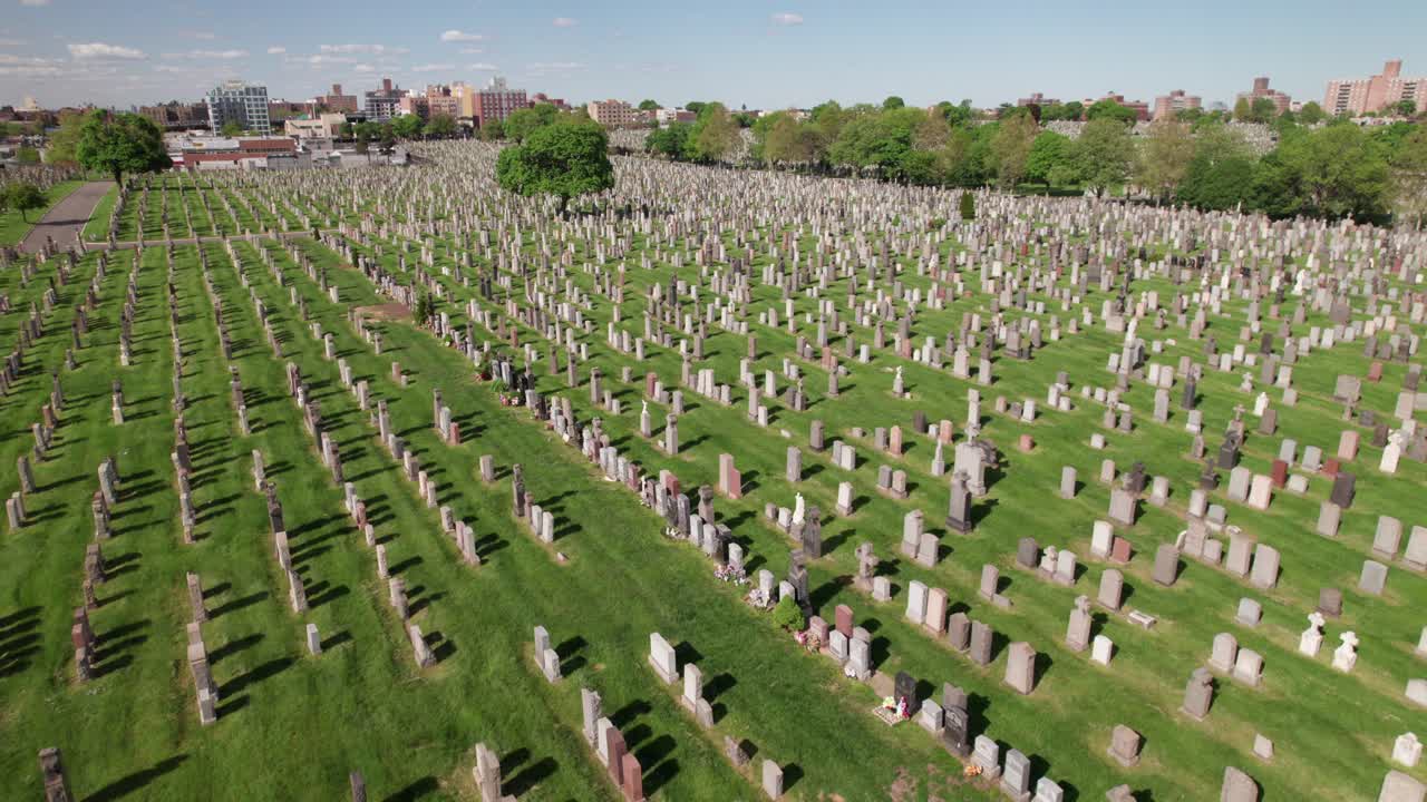 lento y suave drone sacar disparó sobre filas de tumbas en un enorme cementerio de jardín