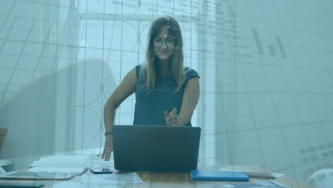animación del procesamiento de datos del mercado de valores contra una mujer biracial pensativa que usa una computadora portátil en la oficina