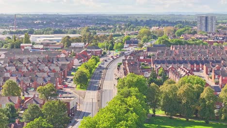 el avión no tripulado se eleva por encima de la curva en la carretera entre el barrio suburbano de doncaster, inglaterra.