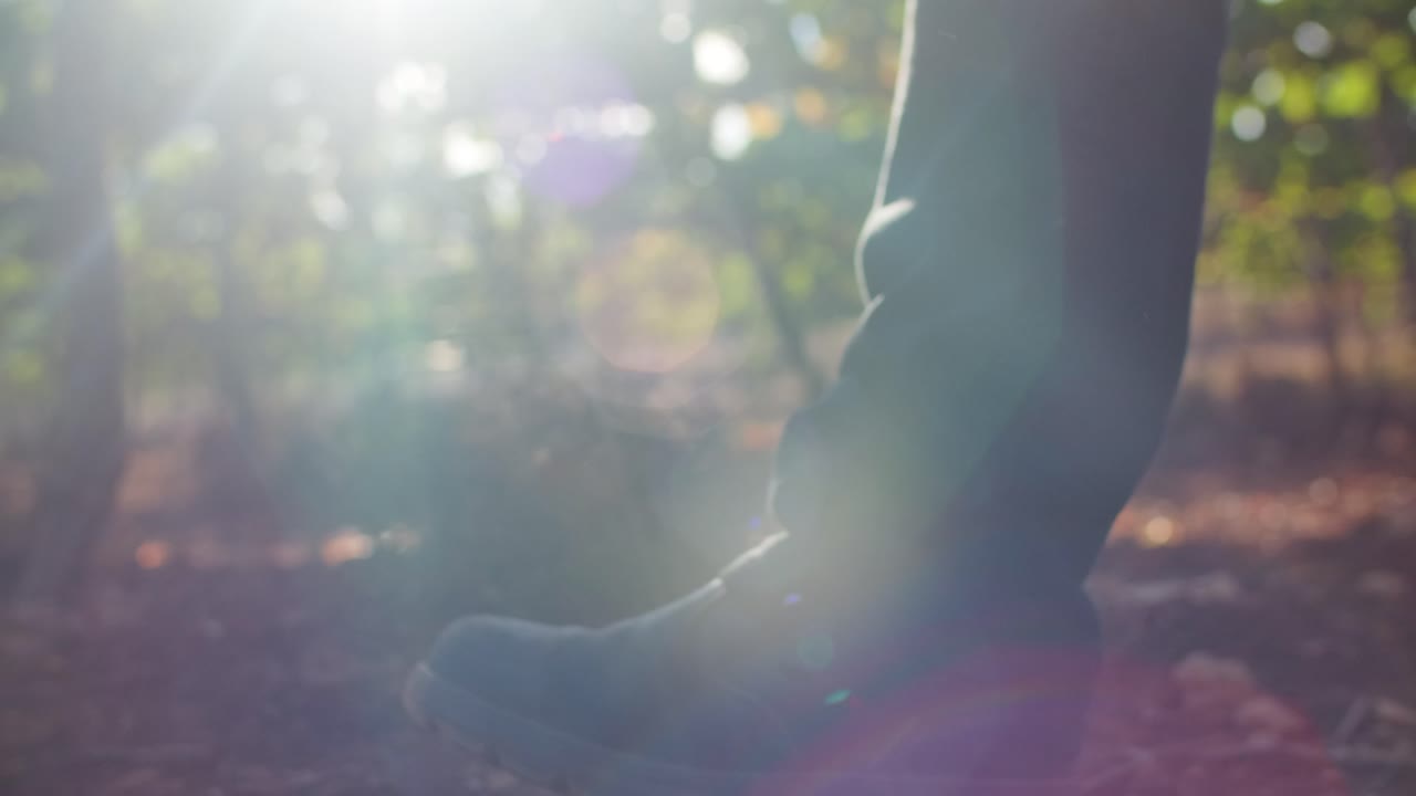 아침에 포도원 흙 위를 걷는 남자의 신발