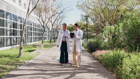 Médicos,-Tabletas-Y-Caminatas-Para-El-Cuidado-De-La-Salud