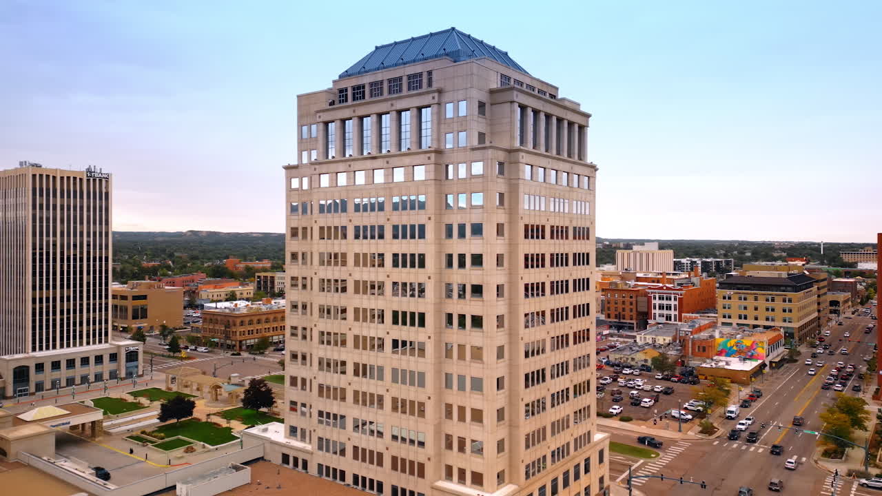 Colorado Springs, USA, 22 July 2025: Footage at the Wells Fargo Tower in the urban landscape of Colorado-Springs, Colorado, USA. Lots of cars move by the city and parked at backdrop