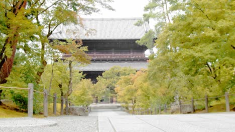 Diaaufnahme-Eines-Riesigen-Schreins-In-Kyoto,-Japan-4k-Zeitlupe