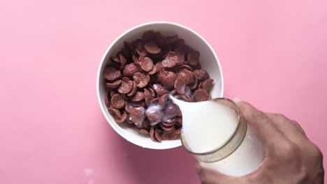 vertiendo leche en el cereal de chocolate