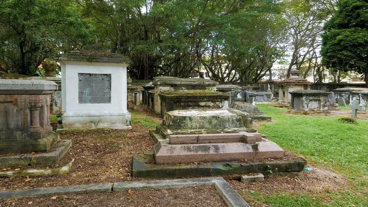 교회 묘지 는 수 년 전 에 죽은 사람 들 의 무덤 으로 가득 차 있다